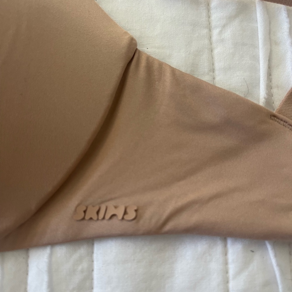 SKIMS Smooth Contour Bra in Light Tan - Picture 4 of 6